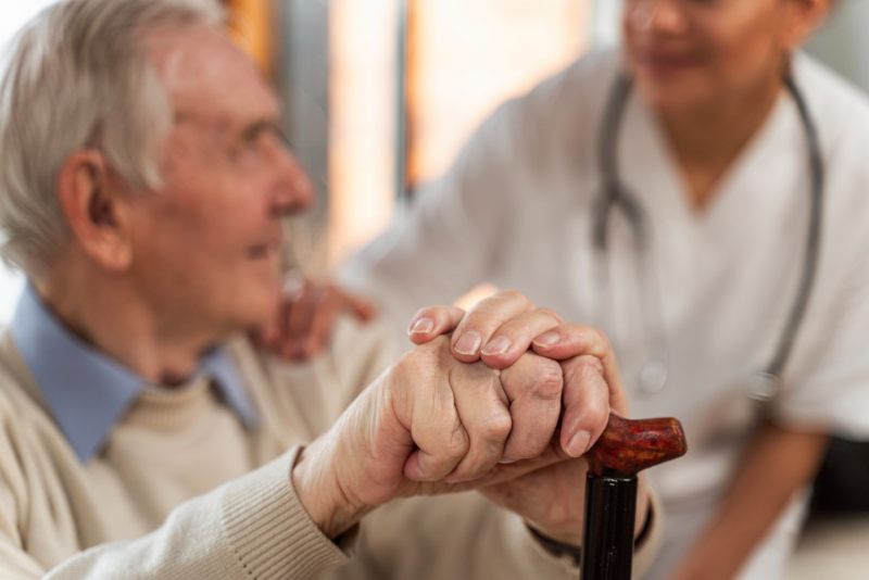 es obligatorio empadronar a un anciano en una residencia
