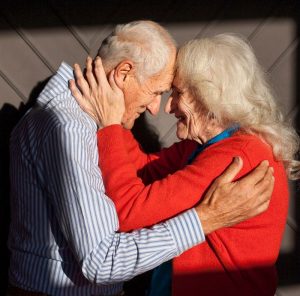 ¿Se pueden prohibir las visitas en una residencia de ancianos?